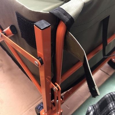 PVC는 웨건을 야영시키는 오렌지색 접힌 웨건 가지고 다닐 수 있는 해변 손수레 카트를 밉니다
