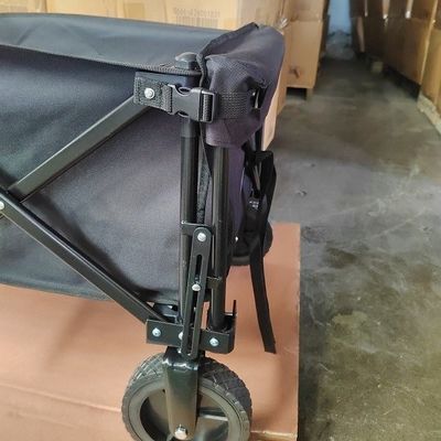 접힌 손수레 정원 소풍을 따라 검은 당기기